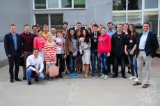 Алексей Коруков (крайний справа) проводит экскурсию для участников Летней школы КЛИППЕР 2015