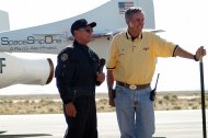 На фото: Бёрт Рутан и пилот Майкл Мелвилл после первого полёта SpaceShipOne в рамках конкурса Ansari X Prize.